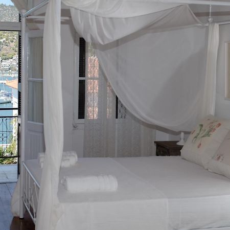 Neoclassical Manor House Poros Town Exterior photo